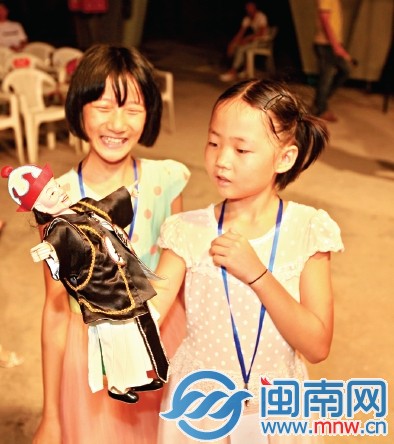 过把掌中木偶“手瘾”，小记者很开心