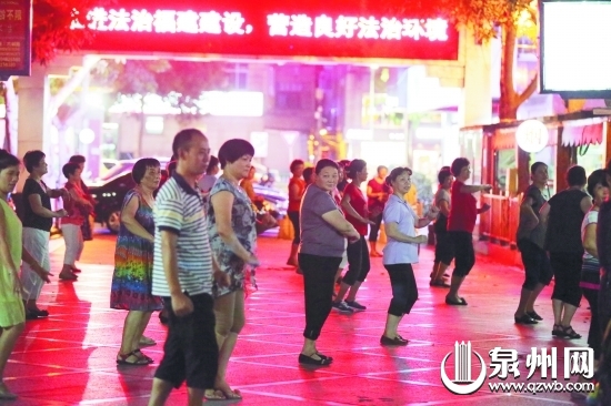在市工人文化宫跳广场舞的人们