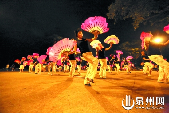不少广场舞团队已颇具规模