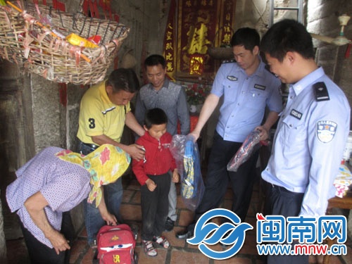 民警给困难儿童送去学习用品