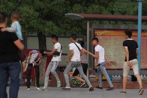湖北襄阳多名中学生街头打架一人遭围殴现场 手持砍刀未开刃