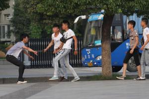 湖北襄阳多名中学生街头打架一人遭围殴现场 手持砍刀