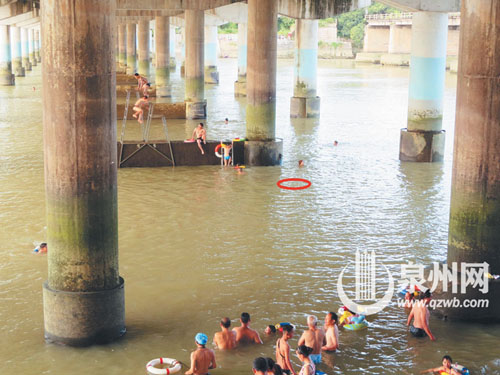 画圆圈处为年轻男子被救起的地方