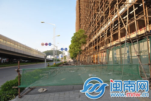 人行道被堵,行人没法过