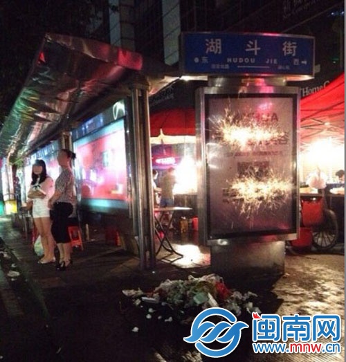 烧烤摊占道经营,还乱扔垃圾