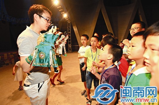 小记者们学习木偶表演