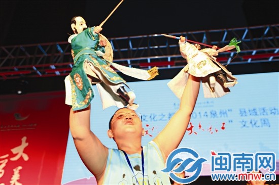 上台表演，架势足吧！