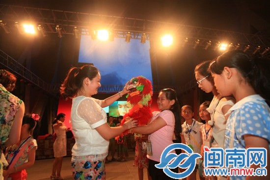 老师教小记者表演