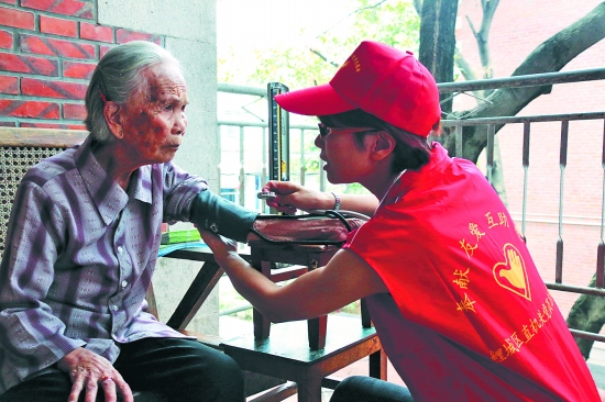 鲤城区党员志愿者进居入户为群众提供医疗保健服务