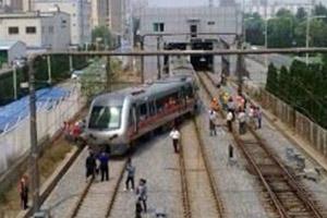 网曝大连轻轨3号线保税区段发生脱轨事故无人员伤亡现场组图