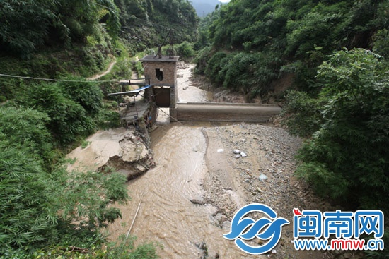 水坝的水闸锈迹斑斑，周边泥沙淤积严重