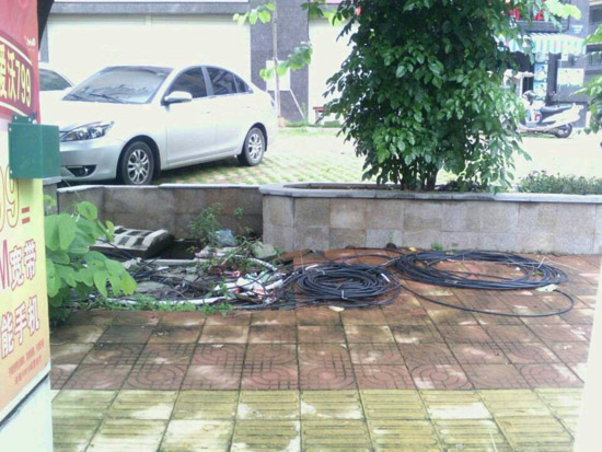 百江花园小区人行道，电信电缆铺在地