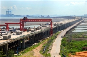 泉州湾跨海大桥项目路线全长26.7公里。其中大桥长1