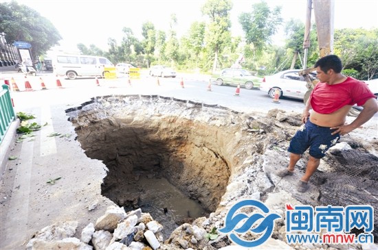 这个大坑深6米多，面积约20平方米