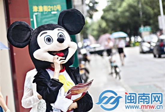 “米奇”笑着看天，头套太闷，要抬起来，让空气进去