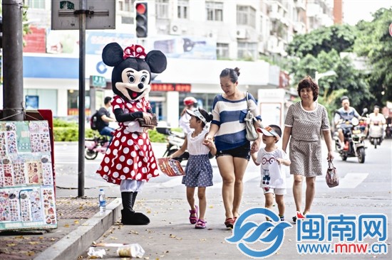 路边快乐的米妮，吸引着孩子的目光