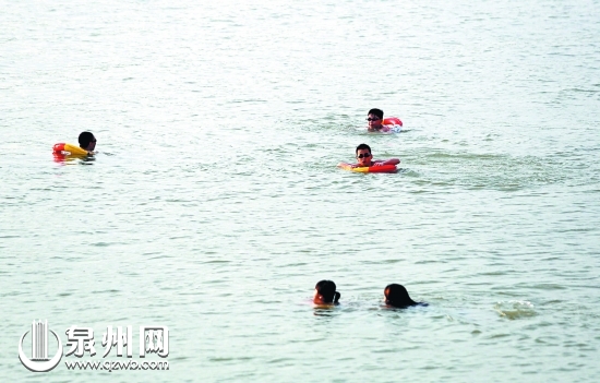 不少孩子在黄龙大桥桥下游泳