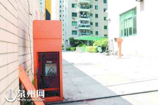 小区路闸的控制设备也被拆走了