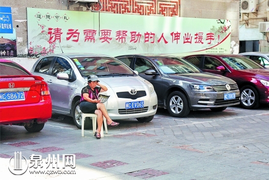 状元街与南俊路交界处同样有人在违规收费