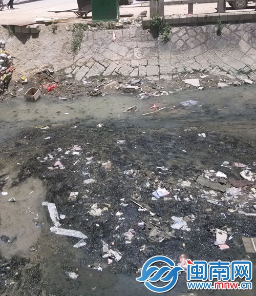 淤泥堆积，散发恶臭