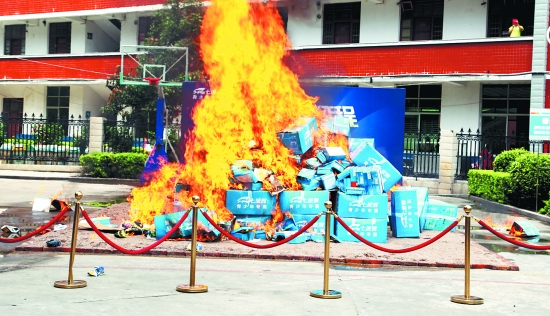 将仿冒产品付之一炬是最常见的打假处理方式之一