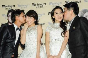 台湾最美双胞胎依依佩佩婚礼现场 李妍瑾张艾亚最胸伴娘抢镜