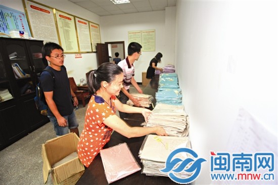 王先生夫妇捐赠的针织衫被送进东美社区海都互助会联