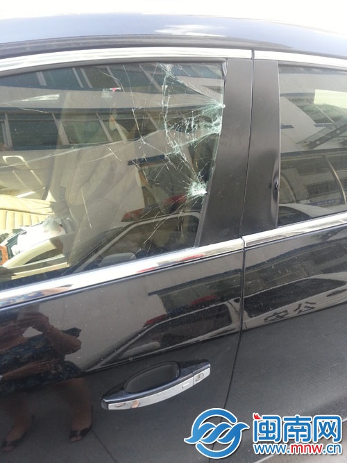 刘先生的车玻璃被敲裂开