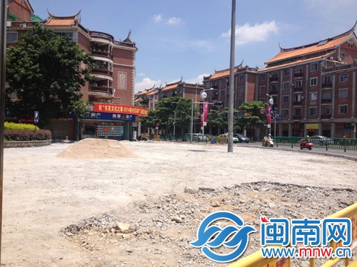 小广场原有的路面砖已被清除