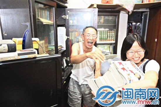 昨日蔡老师送了近300本书，重得记者都拿不动