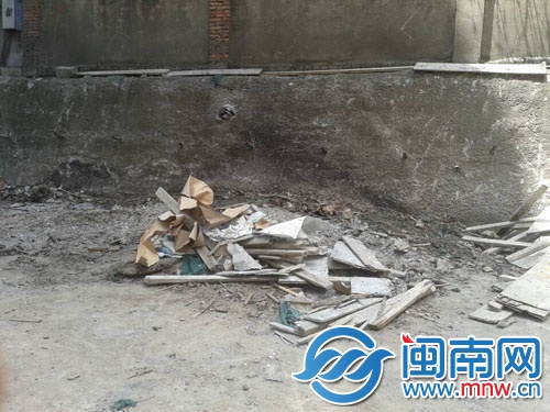 工地焚烧垃圾留下一地灰烬