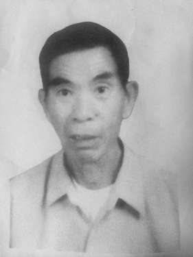 林孙盛，身高168厘米，走失时身穿白色衣服，灰色裤