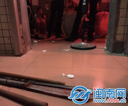 美容店被取缔，民警还搜出数把砍刀