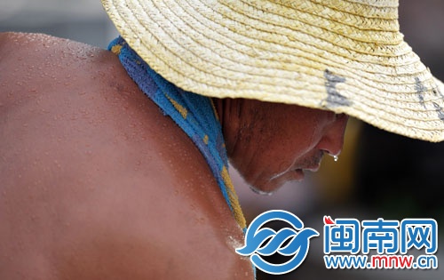 炎热天气里，一名工人汗流浃背
