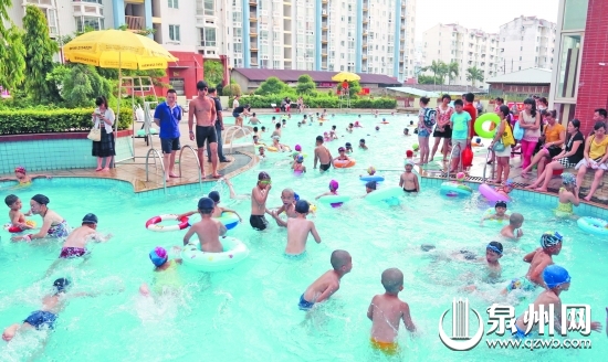 天气炎热，小区游泳池受欢迎