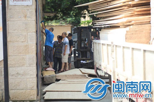 现场位于墙边的阴凉处