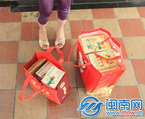 家住市区的一女士昨日送来满满两袋书