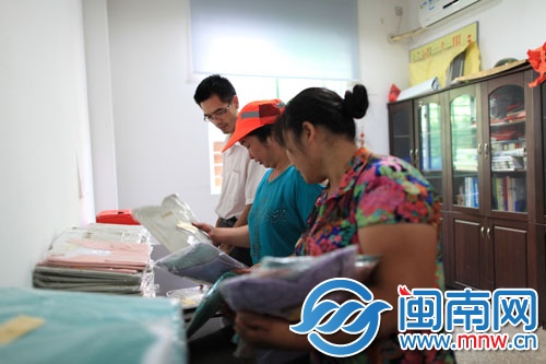 厝边们挑选着合适的衣服