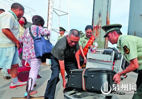 泉州边检站战士服务台胞