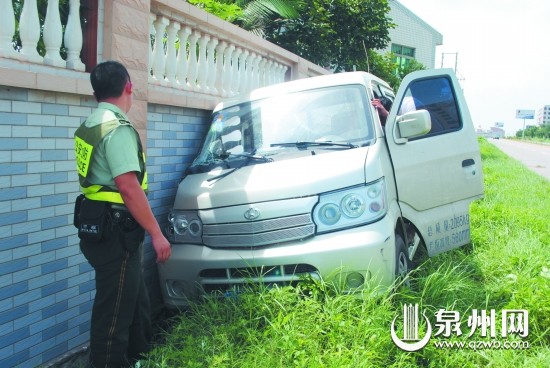 车子撞上墙