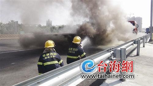 高速路上 货车轮胎起火