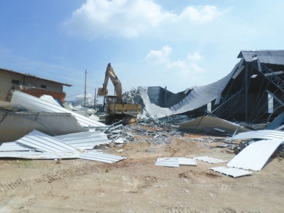 2日,官桥组织150多人、15辆车,在市行政执法局、市