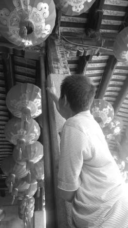 中亭柱子变形,临时用铁管进行焊接。