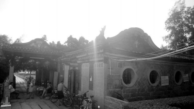 夕阳下的五里桥中亭。