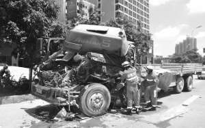 货车追尾挂车司机被卡驾驶室