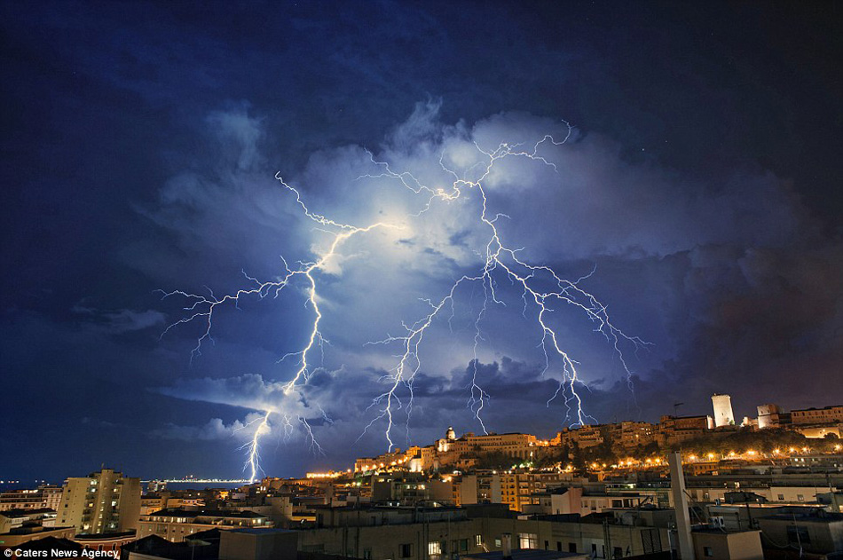 摄影师捕捉撒丁岛的雷雨 如核弹爆炸一般(图)