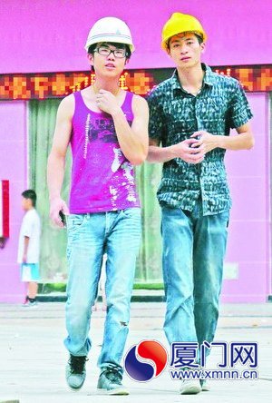高温天在户外要做好防护。图为从事户外工作的青年。