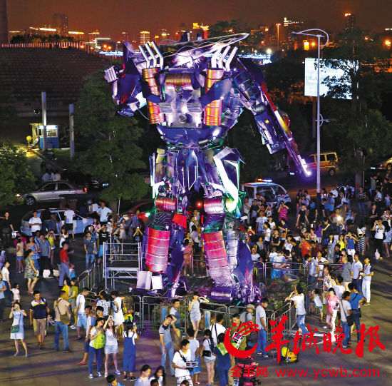 巨型的“擎天柱”变幻着“彩装”,十分威武