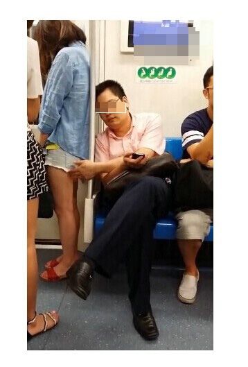眼镜男伸手摸向女子腿部