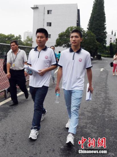 江西“夺刀少年”柳艳兵（右）、易政勇走出考场